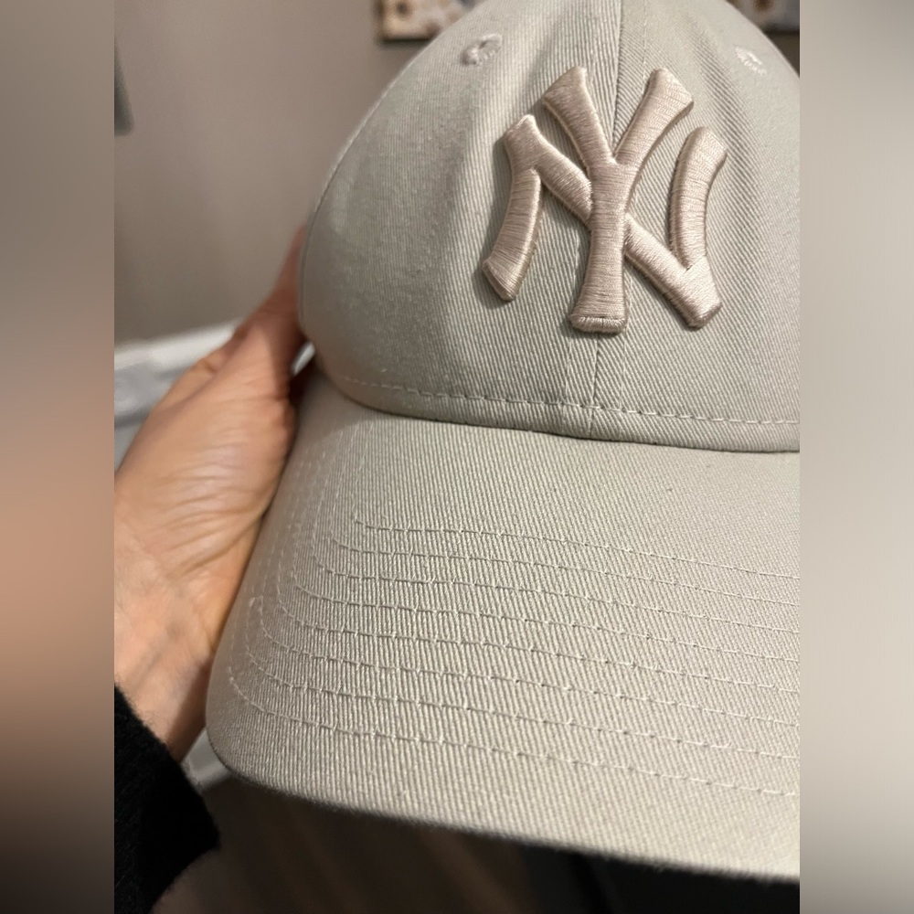 Official New York Yankees New Era Hat - Picture 5 of 5